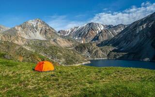 cámping en un verano verde alta altitud meseta. panorámico ver de un azul montaña lago en el altai con tienda en el costa. hermosa turquesa lago. foto