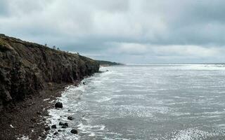 un rock acantilado encima el agua con un de marea orilla. Tersky costa de el blanco mar.. panorámico vista. foto