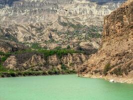 turquesa agua de un montaña río. el avarski koysu con sus fantástico reservorio. daguestán foto