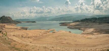 el chirkeyskoye reservorio es el mas grande artificial reservorio en el Cáucaso. futurista puntos de vista de el cañón y reservorio, viaje concepto. foto