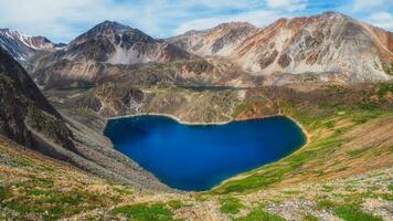 cañada montaña lago en el forma de un corazón. atmosférico verde paisaje con lago en alto montaña flores valle. genial paisaje con montaña lago en tierras altas cañada. foto