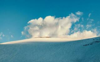 nieve montaña cúpula. grande Nevado montaña. el parte superior de el montaña Hazme de Tres lagos altai montañas. foto