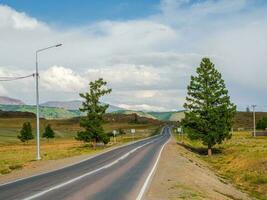 asfalto la carretera en el otoño montañas. chuysky tracto y un ver de el norte chuysky montaña rango en el altai, Siberia, Rusia. foto