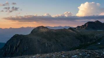 altai montañas a amanecer. atmosférico paisaje con siluetas foto