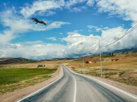 hermosa devanado asfalto la carretera en el otoño montañas. chuysky tracto y un ver de el norte chuysky montaña rango en el altai, Siberia, Rusia. foto