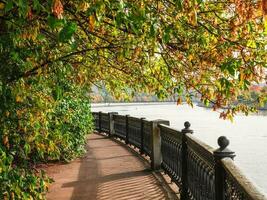 vacío curva granito terraplén en Moscú. otoño ver foto