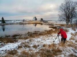 el fotógrafo dispara un maravilloso Nevado invierno paisaje con auténtico casa en el apuntalar en el ruso pueblo rabocheostrovsk. foto