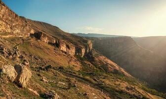 rocoso montañas y el ligero de el Dom en el Mañana. foto