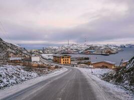 amanecer invierno ver de el costero pequeño pescar pueblo de Teriberka, en el norte de el kola península. Rusia. foto