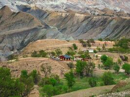 un granja casa en un garganta entre el montañas. Montaña alta pueblo de salta, daguestán foto