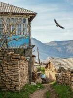 pintoresco calle de el montaña aldea. antiguo pueblo en daguestán rural Roca casa en un pueblo en kakhib, daguestán foto