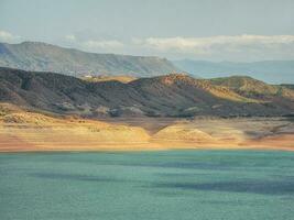 futurista puntos de vista de el cañón y reservorio. chirkeyskoye reservorio es el mas grande artificial reservorio en el Cáucaso. daguestán foto