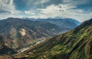 increíble primavera paisaje con siluetas de grande rocoso montañas foto