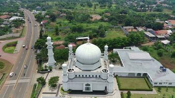 Antenne Aussicht von das majestätisch Weiß großartig Moschee auf ein sonnig Tag. video