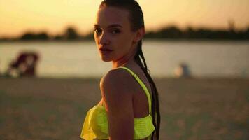 jeune femme en maillot de bain au coucher du soleil lors de la chaude soirée video