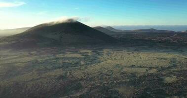 Drönare video över de karg vulkanisk timanfaya nationell parkera på lanzarote