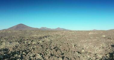 Drönare video över de karg vulkanisk timanfaya nationell parkera på lanzarote