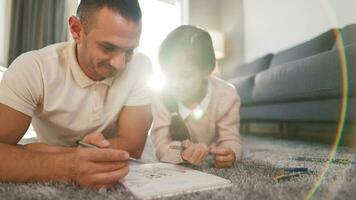 padre y hija son teniendo divertido y pintura juntos. concepto de un contento familia y calidad ocio hora video