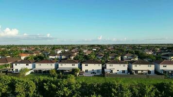 aereo video tiro di case nel Florida con drone.