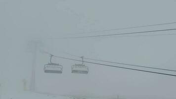 Nahansicht von Ski Spur und Seilbahn im Schnee video