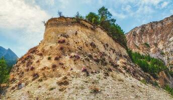 hermosa montaña paisaje con rojo redondeado rocas redondo montaña. alto pendiente, acantilado. foto