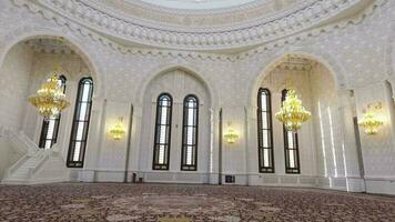 dentro a grande e moderno mesquita - Azerbaijão, Baku video