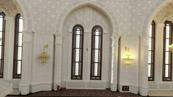 dentro Visão do uma grande e moderno mesquita - Azerbaijão, Baku video