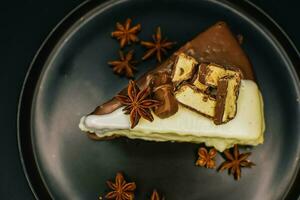 Cake with chocolate biscuit and vanilla cream photo