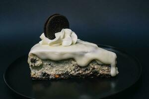 Cake with chocolate biscuit and vanilla cream photo