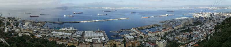 panorámico ver en puerto y mar desde rock de Gibraltar foto