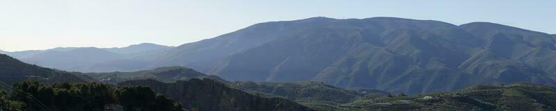 panorámico ver de montaña rango en lanjarón ciudad, Andalucía, España foto