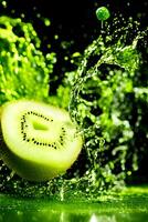 volador un kiwi rebanadas con agua salpicando, generativo ai foto