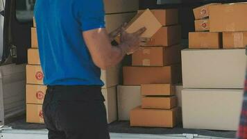 geschäftsfrau gründet kleinen unternehmer sme erfolg. freiberufliche frau, die zu hause mit online-paketzustellung arbeitet. Lieferkonzept für KMU und Verpackungen video