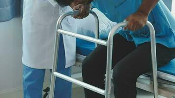 jovem fisioterapeuta asiático trabalhando com mulher sênior em andar com um andador video