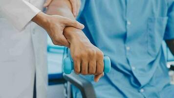 Arzt oder Physiotherapeut Arbeiten Prüfung Behandlung verletzt Arm von Athlet männlich geduldig, Dehnen und Übung, tun das Rehabilitation Therapie Schmerzen im Klinik. video