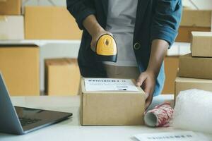 joven empresario exploración en línea orden caja. foto