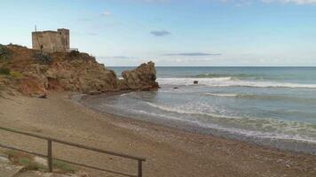 Hermosa playa con rocas y ONU castillo video