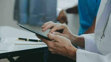 joven médico es utilizando un estetoscopio escucha a el latido del corazón de el paciente. Disparo de un hembra médico dando un masculino paciente un cheque arriba video