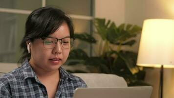 Aufnahmen von jung Erwachsene asiatisch Geschäftsfrau mit ein App auf pc zum Verbindung mit Kollegen, und Angestellte beim heim. Video Anruf mit viele Menschen zusammen. Telearbeit und Lebensstil Konzepte.