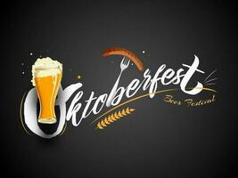 elegante texto Oktoberfest cerveza festival con vino vaso, salchicha tenedor y trigo en negro fondo, lata usado como póster o bandera diseño. vector