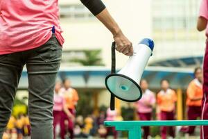 bangkok, tailandia - 15 de enero de 2019 en el evento deportivo anual de la escuela, estudiantes de primaria con su entrenador en el partido de deportes de pelota de silla foto