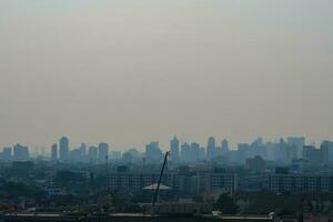 horizonte urbano del paisaje urbano del centro de la ciudad de bangkok en la niebla o el smog foto