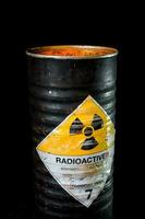 calor en cilindro contenedor de material radiactivo foto