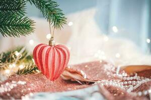 Navidad pelotas, en el formar de un corazón en un Navidad árbol con un guirnalda. contento nuevo año . Navidad pelota. Copiar espacio foto