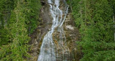 aéreo ver de hermosa cascada nupcial velo, británico Columbia, Canadá. video