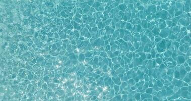 azul água dentro a natação piscina com luz reflexões. video