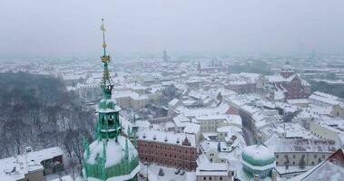 aéreo Visão do wawel real castelo e catedral coberto com neve, Cracóvia video