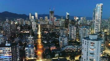 aéreo Visão do a iluminado arranha-céus às noite. Vancouver, Canadá. video