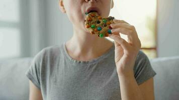 hambriento mujer mordiendo y masticación vistoso chip Galleta de cerca video