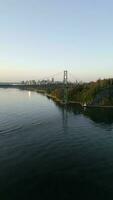 aéreo ver de leones portón puente y Stanley parque a amanecer. Canadá video